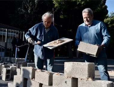 Δρομοκαΐτειο: Εργαζόμενοι «έχτισαν» την είσοδο με τσιμεντόλιθους (φωτό, βίντεο)